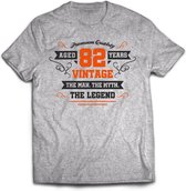 82 Jaar Legend - Feest kado T-Shirt Heren / Dames - Antraciet Grijs / Oranje - Perfect Verjaardag Cadeau Shirt - grappige Spreuken, Zinnen en Teksten. Maat XXL