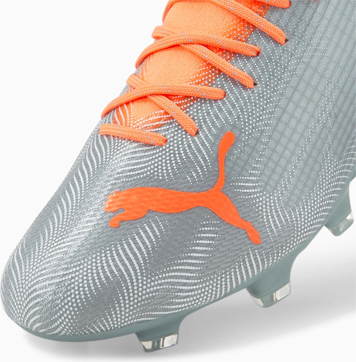 Lichtgewicht unisex voetbalschoenen in maat 44, met vetersluiting en gripcoating, in grijs met oranje details.