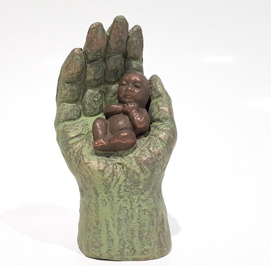 Geert Kunen / Skulptuur / Beeld / Baby in hand - bruin / groen - 8 x 6 x 15 cm hoog.