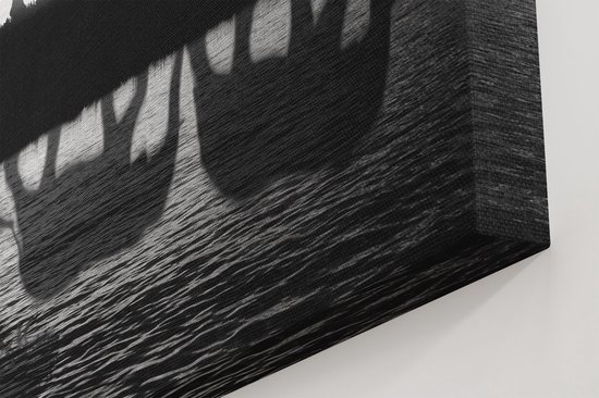 Gros plan du reflet d'une famille d'éléphants sur la surface de l'eau, tableau en noir et blanc.