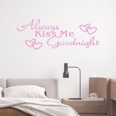 Stickerheld - Muursticker Always kiss me goodnight - Slaapkamer - Liefde - decoratie - Engelse Teksten - Mat Babyroze - 41.3x110.6cm