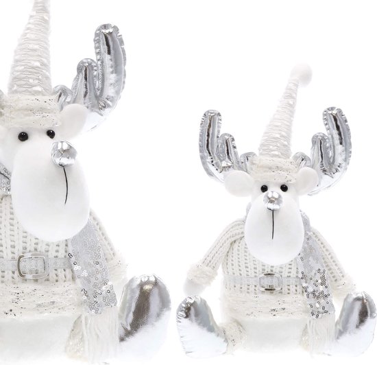 Twee zittende rendier knuffels met witte gebreide truien, zilveren pailletten sjaals en zilveren gewei en hoeden.
