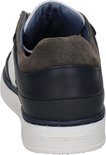 Achterkant van een witte sneaker met marineblauwe en bruine accenten. De zool is wit met 'G-STAR RAW' erop.