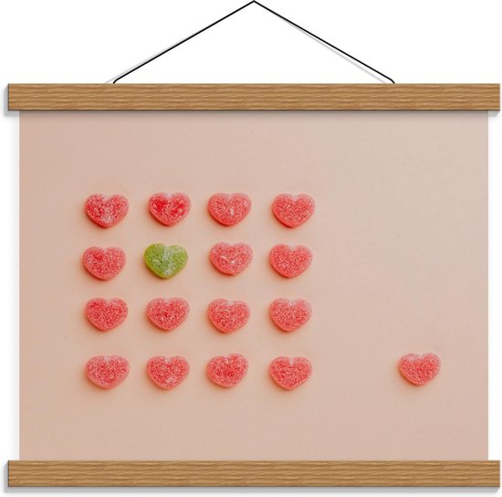 Schoolplaat – Rode Hartvormige Snoepjes met Buitenstaander - 40x30cm Foto op Textielposter (Wanddecoratie op Schoolplaat)