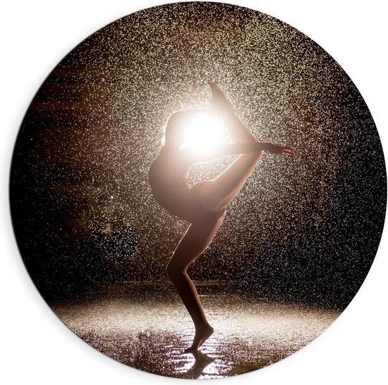 Dibond Wandcirkel - Ballet Meisje in de Regen - 90x90cm Foto op Aluminium Wandcirkel (met ophangsysteem)