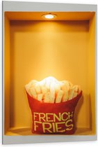 Dibond - French Fries Kussen in Gele Erker - 80x120cm Foto op Aluminium (Met Ophangsysteem)