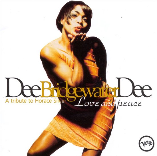 Dee Dee Bridgewater blaast kus, draagt oranje jurk. Tekst 'Dee Dee Bridgewater Love and peace A tribute to Horace Silver'.