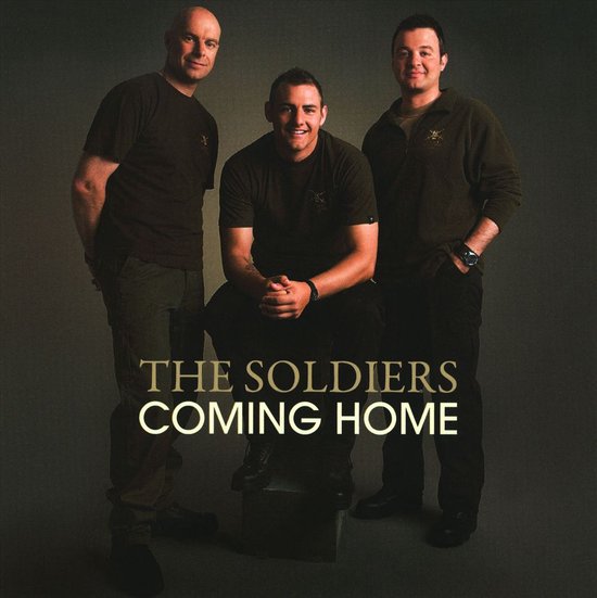 Drie mannen in donkergroene T-shirts, tekst 'THE SOLDIERS COMING HOME'