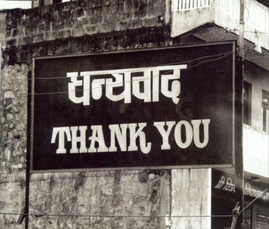Groot zwart bord met witte letters: 'धन्यवाद THANK YOU'.