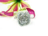 Ring in wit goud bloemvorm gezet met diamant