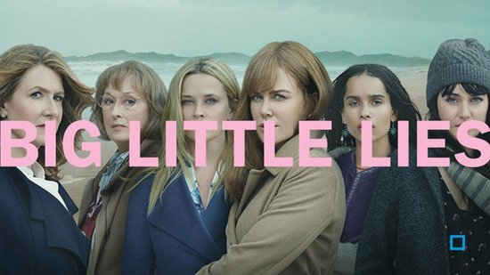 Zes vrouwen staan op een strand, met de tekst "BIG LITTLE LIES" in roze letters op de voorgrond.