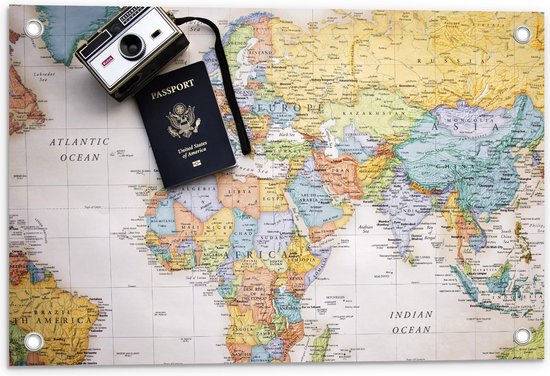 Tuinposter – Paspoort + Camera op Wereldkaart - 60x40cm Foto op Tuinposter  (wanddecoratie voor buiten en binnen)