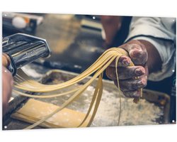 Tuinposter – Spaghetti Makende Man - 150x100cm Foto op Tuinposter  (wanddecoratie voor buiten en binnen)