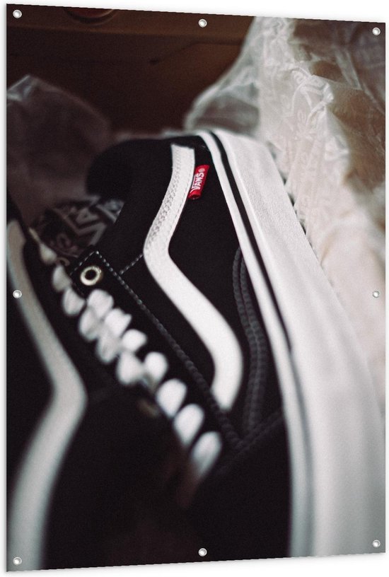 Tuinposter – Zwarte Vans Schoenen met Witte Streep - 100x150cm Foto op  Tuinposter  | bol.com