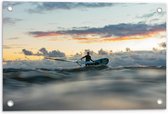 Tuinposter – Surfer in de Zee - 60x40cm Foto op Tuinposter  (wanddecoratie voor buiten en binnen)