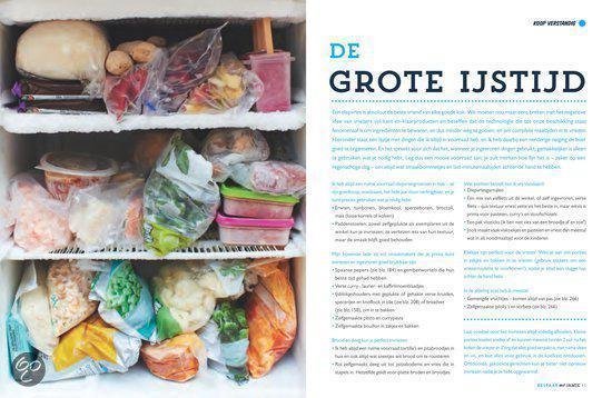 Vriezer vol met ingevroren etenswaren in zakken en bakjes.