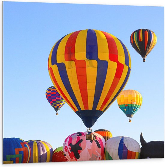 Dibond - Gekleurde Luchtballon omringd door Luchtballonnen - 100x100cm Foto op Aluminium (Met Ophangsysteem)