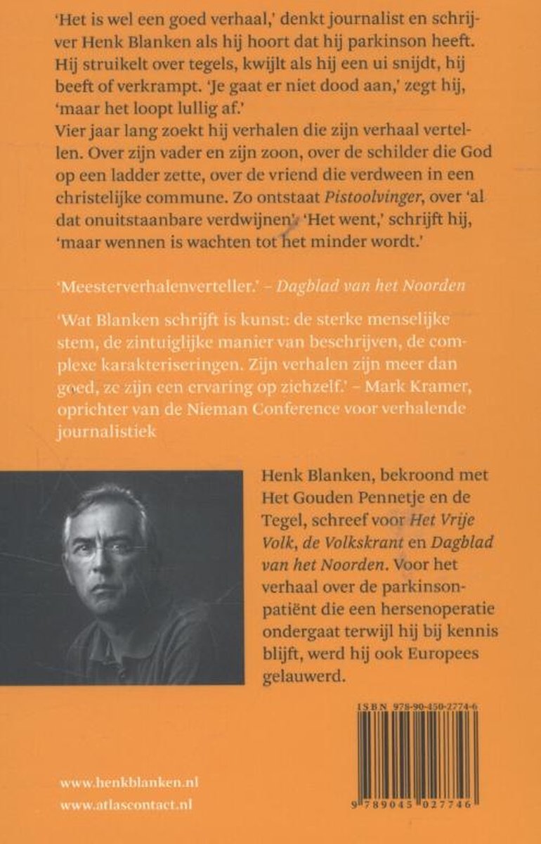 Achterkant boek met foto van Henk Blanken en tekst over zijn boek 'Pistoolvinger'.