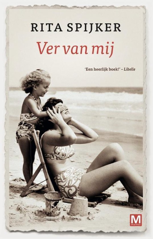 Boekcover 'Ver van mij' met een zwart-witfoto van een vrouw en kind op het strand.