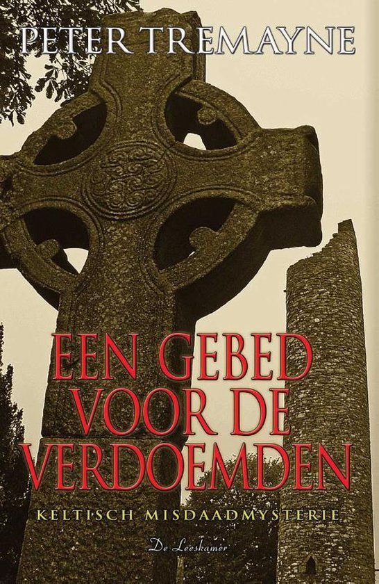 Boek "Een gebed voor de verdoemden" met Peter Tremayne als auteur, afgebeeld met Keltische kruis en ronde toren.