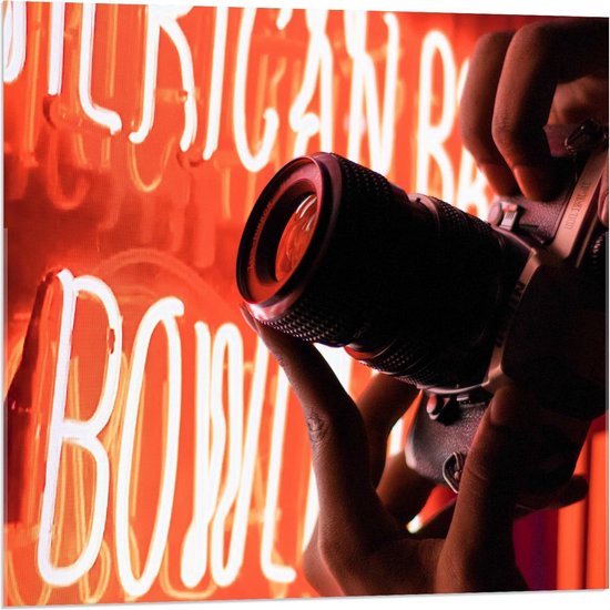 Acrylglas - Fotocamera bij Rode Neon Letters - 80x80cm Foto op Acrylglas (Wanddecoratie op Acrylglas)