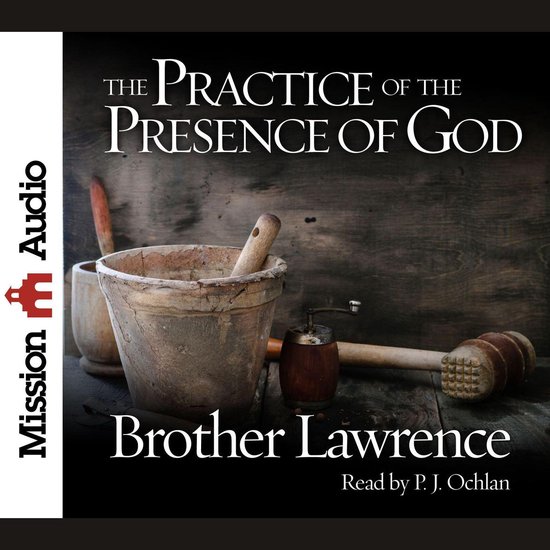 Audioboek The Practice of the Presence of God door Brother Lawrence met antieke vijzel en stamper op houten achtergrond.