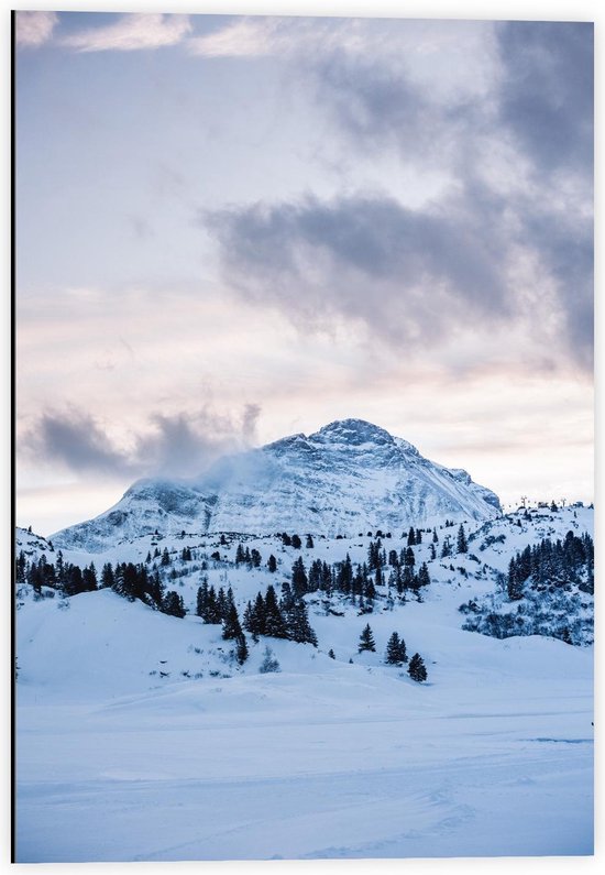 Dibond - Berg met Sneeuw - 40x60cm Foto op Aluminium (Wanddecoratie van metaal)