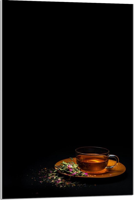Acrylglas - Kopje Thee met Bloemen met Zwarte Achtergrond - 60x90cm Foto op Acrylglas (Met Ophangsysteem)