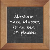 Wijsheden op krijtbord tegel over Abraham met spreuk :Abraham onze klusser is nu een 50 plusser