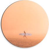 Dibond Wandcirkel - Surfer op Strand - 30x30cm Foto op Aluminium Wandcirkel (met ophangsysteem)