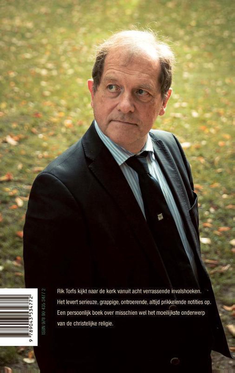 Man in zwart pak en gestreept hemd kijkt weg, met herfstbladeren op de achtergrond.