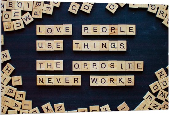 Dibond - ''Love People Use Things The Opposite Never Works'' Letters - 120x80cm Foto op Aluminium (Met Ophangsysteem)