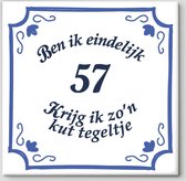 Tegeltje spreuk 57 jaar | Ben ik eindelijk 57 krijg ik zo’n kut tegeltje| Spreuktegels | Cadeau 57 jaar | Kut tegeltje| Gratis ophangsysteem