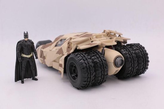 Achterkant camouflage Batmobile met grote banden, naast Batman-figuur.