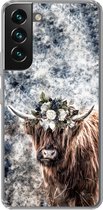 Geschikt voor Samsung Galaxy S22 Plus hoesje - Schotse hooglander - Rook - Bloemen - Siliconen Telefoonhoesje