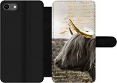 Bookcase Geschikt voor iPhone SE 2020 telefoonhoesje - Schotse hooglander - Goud - Hoorn - Met vakjes - Wallet case met magneetsluiting