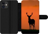 Telefoonhoesje Geschikt voor iPhone 12 Pro Max telefoonhoesje - Herten - Silhouet - Mist - Met vakjes - Wallet case met magneetsluiting