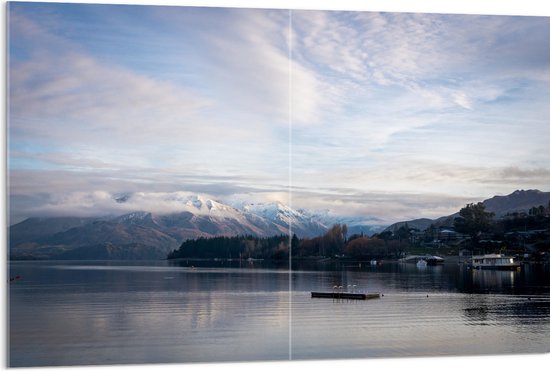 WallClassics - Acrylglas - Berggebied grenzend aan het Water - 120x80 cm Foto op Acrylglas (Wanddecoratie op Acrylaat)