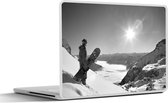 Laptop sticker - 15.6 inch - Een snowboard kijkt met zijn board uit op de besneeuwde bergtoppen - zwart wit - 36x27,5cm - Laptopstickers - Laptop skin - Cover