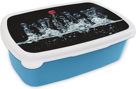 Boîte à pain bleue avec impression de myrtilles et framboise éclaboussant hors de l'eau.
