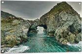 WallClassics - Tuinposter – Bergen met Tunnel in de Zee - 90x60 cm Foto op Tuinposter  (wanddecoratie voor buiten en binnen)