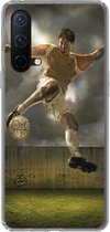 Geschikt voor OnePlus Nord CE 5G hoesje - Een illustratie van een voetballer die tegen de bal schopt - Jongens - Jongetje - Kids - Siliconen Telefoonhoesje