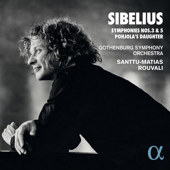 Albumhoes met een zwart-wit foto van een man met krullend haar, liggend met zijn armen op een oppervlak. Titel: SIBELIUS SYMPHONIES NOS. 3 & 5 POHJOLA'S DAUGHTER GOTHEBURG SYMPHONY ORCHESTRA SANTTU-MATIAS ROUVALI.