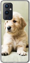 Geschikt voor OnePlus 9 Pro hoesje - Golden Retriever puppy liggend op de bank - Siliconen Telefoonhoesje