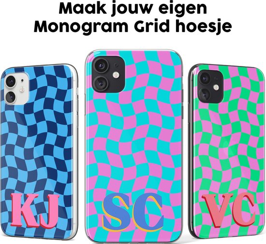 Drie telefoonhoesjes met geruite golfpatronen in blauw, cyaan/roze en groen/roze, met initialen KJ, SC, VC.