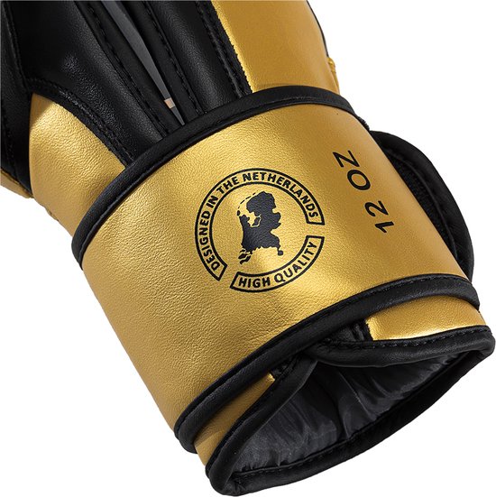 Gouden bokshandschoen met "Designed in the Netherlands" logo en 12 OZ opdruk.