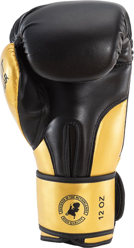 Gouden bokshandschoen met 12 OZ opdruk en "Designed in the Netherlands" logo.