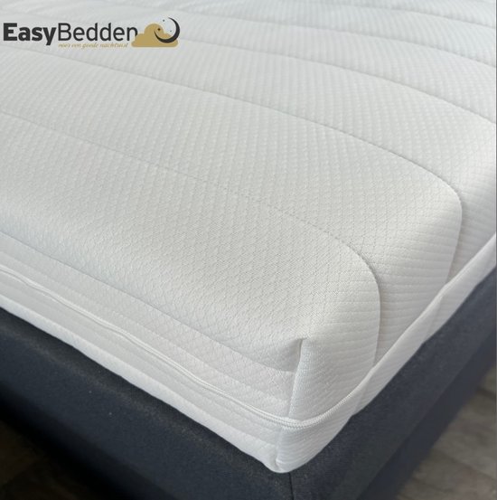 Gedetailleerde hoek van een wit matras met ritssluiting en logo EasyBedden.