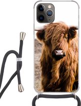 Hoesje met koord Geschikt voor iPhone 11 Pro Max - Schotse hooglander - Landschap - Koe - Bruin - Dieren - Natuur - Siliconen - Crossbody - Backcover met Koord - Telefoonhoesje met koord - Hoesje met touw