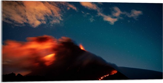 WallClassics - Acrylglas - Uitbarstende Vulkaan in de Nacht - 100x50 cm Foto op Acrylglas (Met Ophangsysteem)